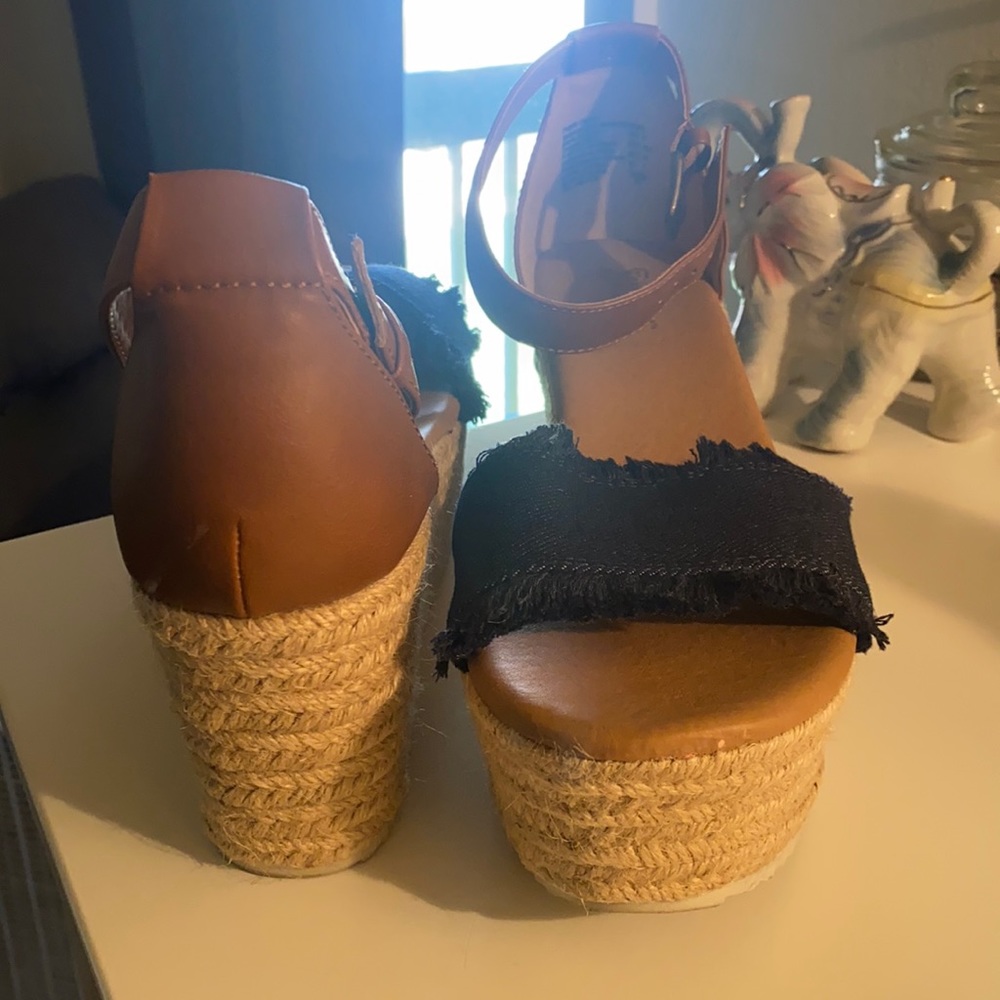 Women’s wedge sandals